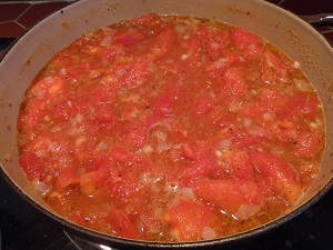 sauce tomate avec ail et assaisonnement