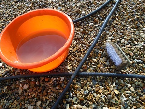 brosse bassine pour nettoyer le matériel à tomates