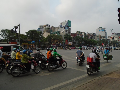 moto cyclette hanoi pour légumes vietnamiens