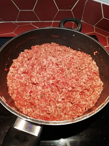 riz a la viande et sauce tomate piquante prêt