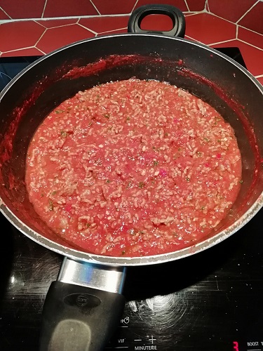 viande et sauce tomate piquante mélangées